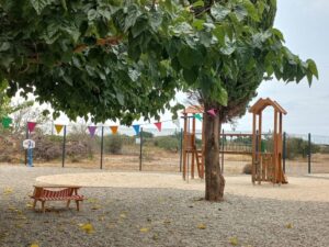 Nouvelle aire  de jeux · Nou pati d'Infantil · Nuevo patio Infantil · New playground