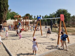 Nouvelle aire  de jeux · Nou pati d'Infantil · Nuevo patio Infantil · New playground